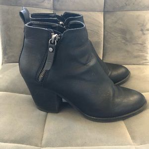 DONATED to local social worker🙏 Black ankle high bootie